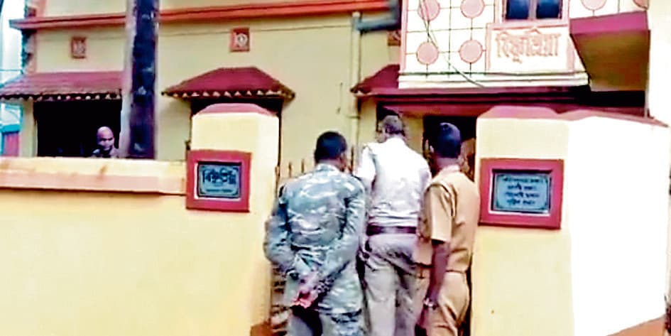 एसआइ ने गोली मारकर माता-पिता की हत्या की, फिर खुद को मारी गोली, गंभीर