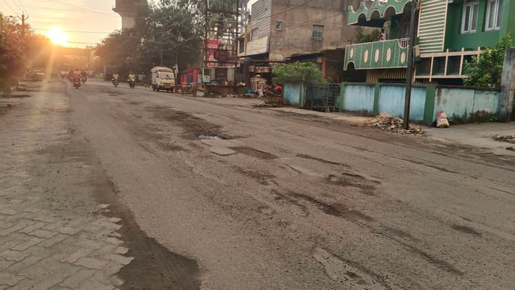 Bokaro News : 90 लाख की लागत से होगी फुसरो-जैनामोड़ मुख्य सड़क की मरम्मत