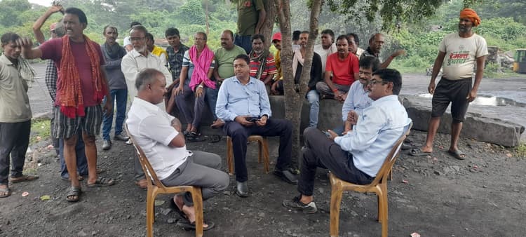 Dhanbad News: बीएनआर साइडिंग में ठेका मजदूरों ने किया चक्काजाम आंदोलन