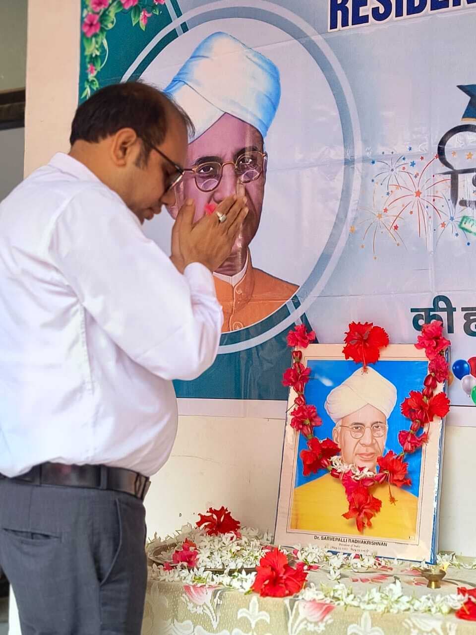 स्कूल में शिक्षक दिवस मनाया गया