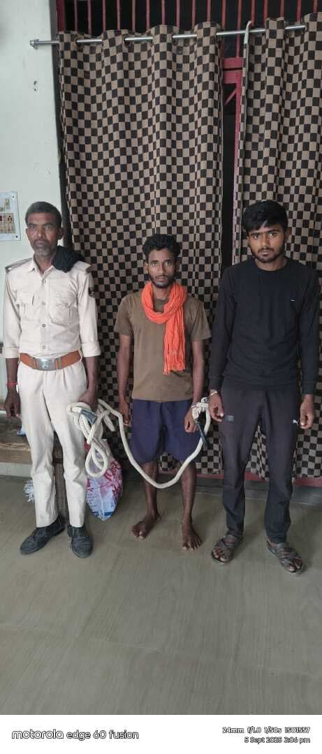 घेराबंदी कर पुलिस ने महुआ शराब के साथ दो बाइक सवार को पकड़ा