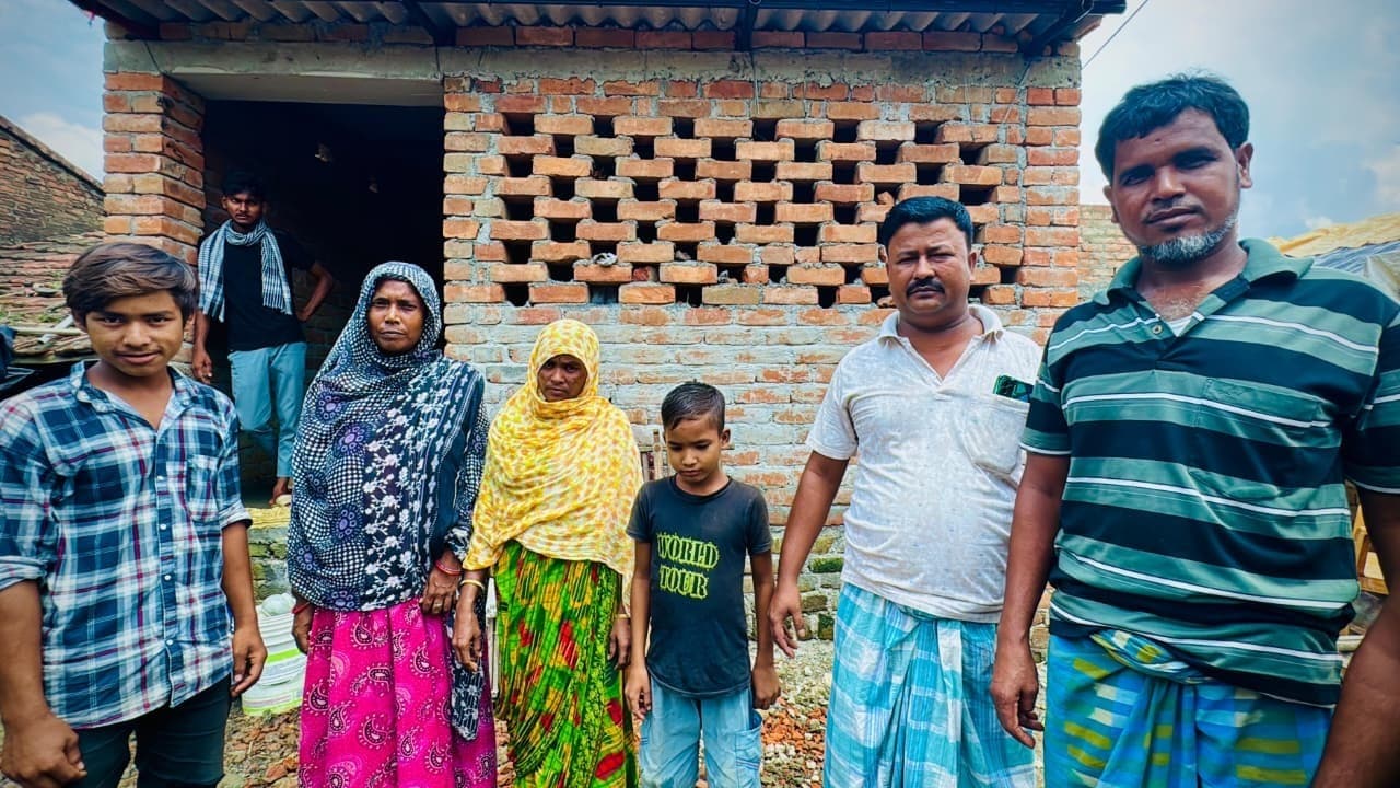 समाजसेवी अजहर इस्लाम ने एक गरीब महिला को दिया नया घर