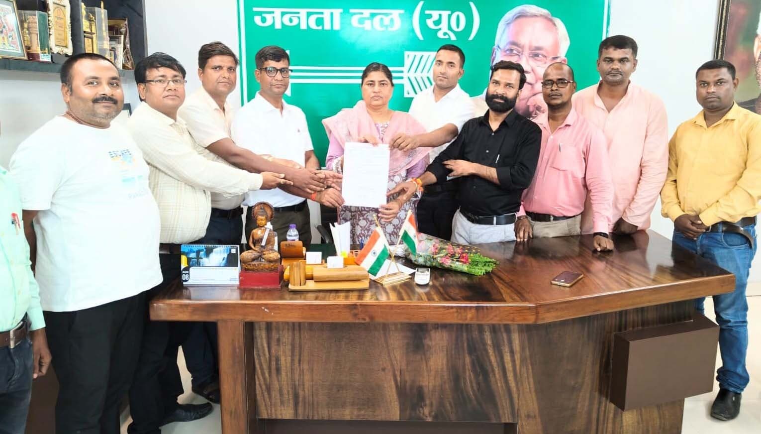 मंत्री लेशी सिंह से मिलकर शिक्षकों ने वेतन निर्धारण की रखी मांग