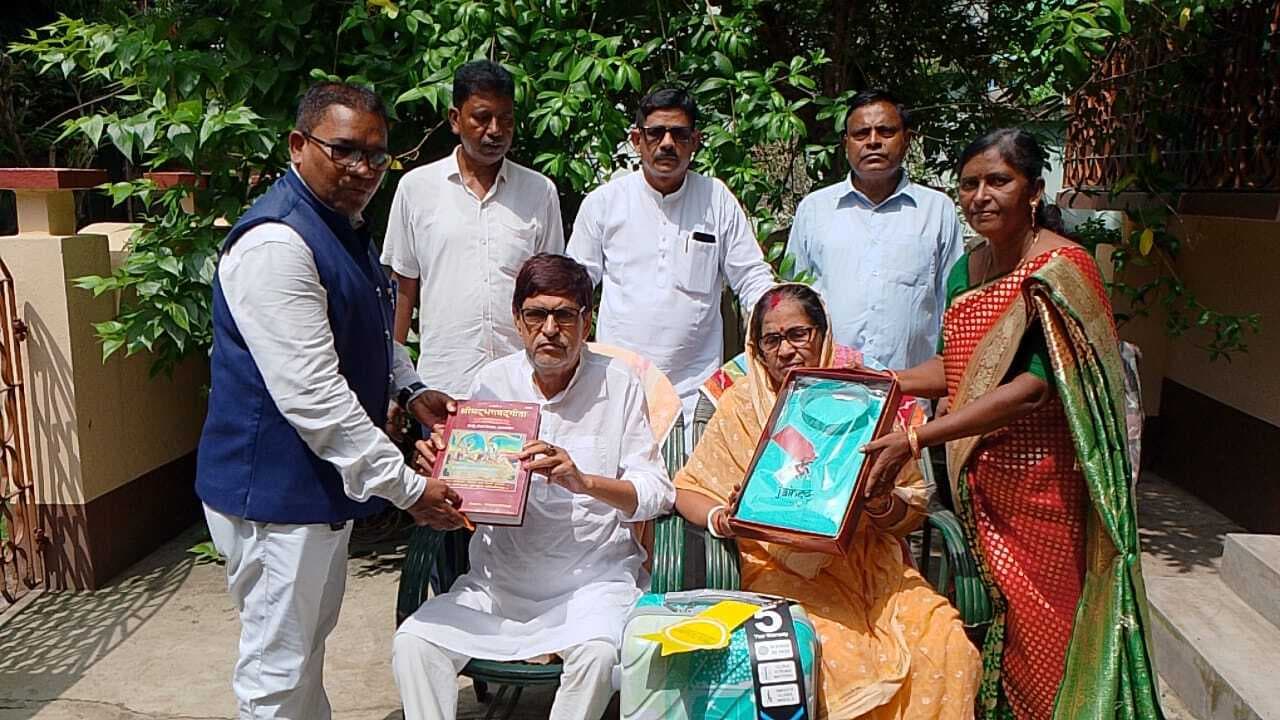 शिष्य ने आदर्श गुरु तरुण मुखर्जी को किया सम्मानित