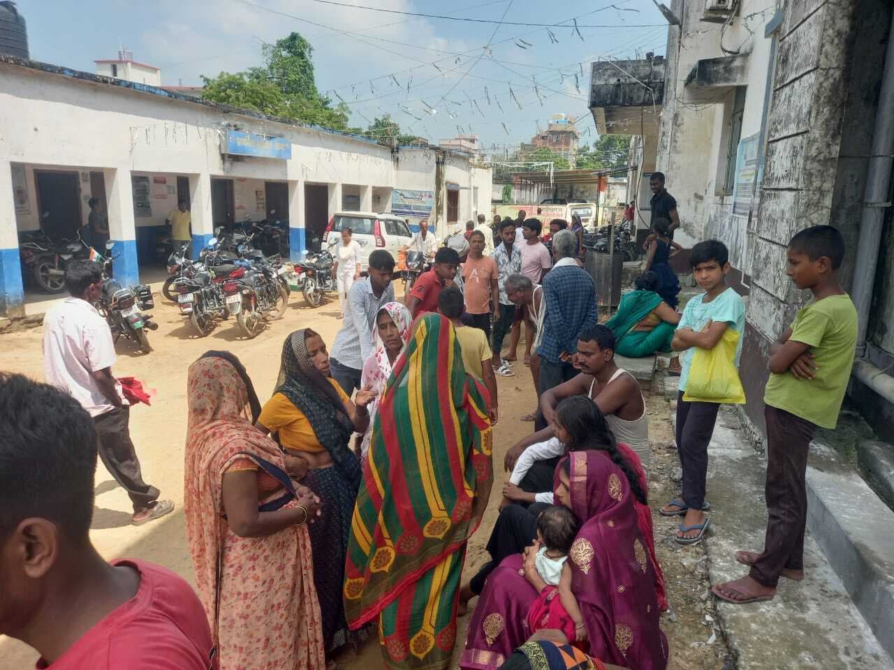 मिट्टी की दीवार गिरने से किशोरी की मौत, दो जख्मी