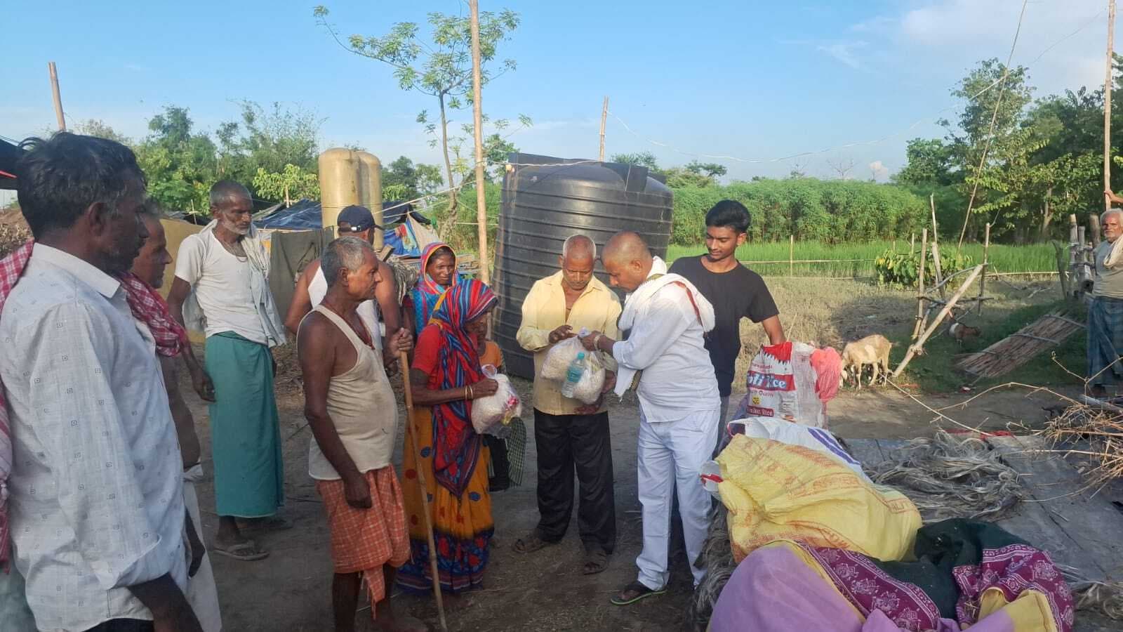 बाढ़ पीड़ितों के बीच पहुंचे युवा कांग्रेस प्रदेश सचिव, राहत सामग्री का किया वितरण