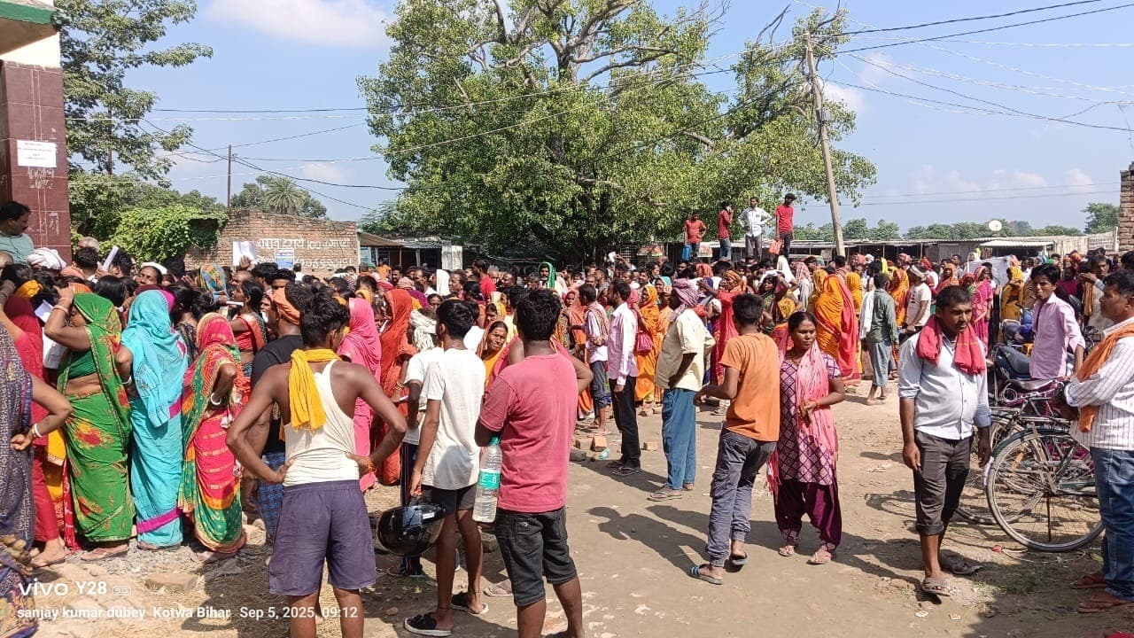 Motihari: राशन वितरण में अनियमितता, लाभुकों ने एनएच-27 किया जाम