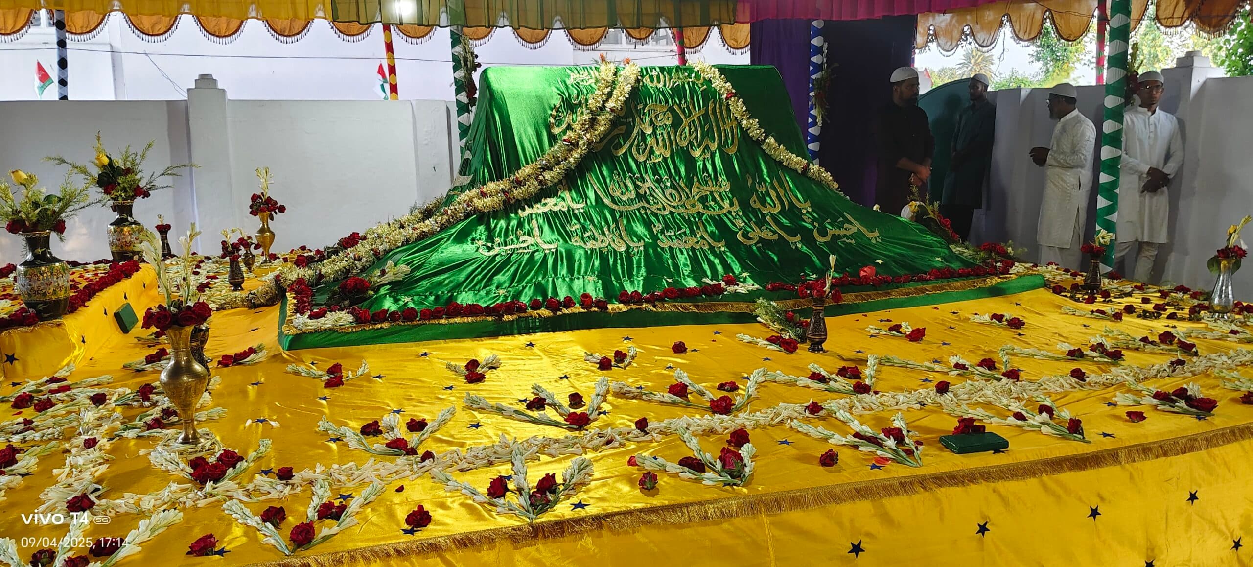 रोशनगंज मजार पर की चादरपोशी