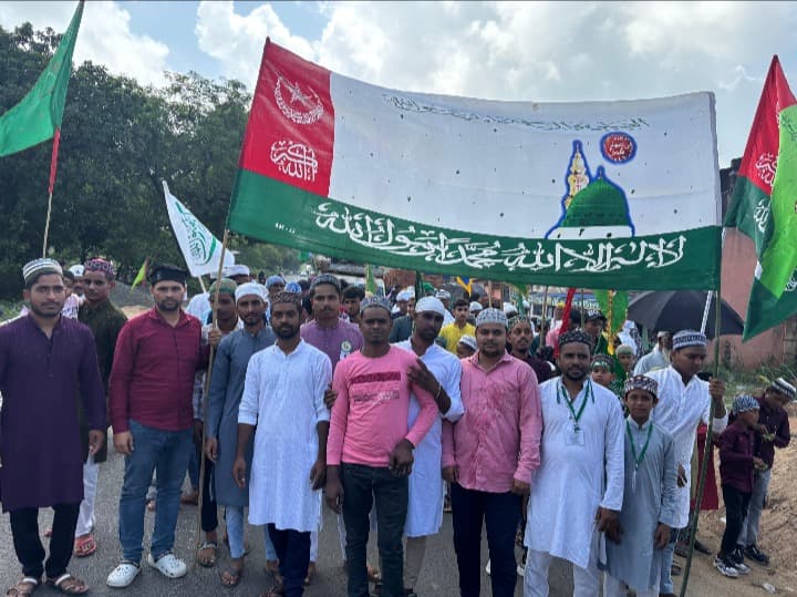 ईद-ए-मिलाद-उन-नबी पर जुलूस निकालकर दिया भाईचारे का संदेश