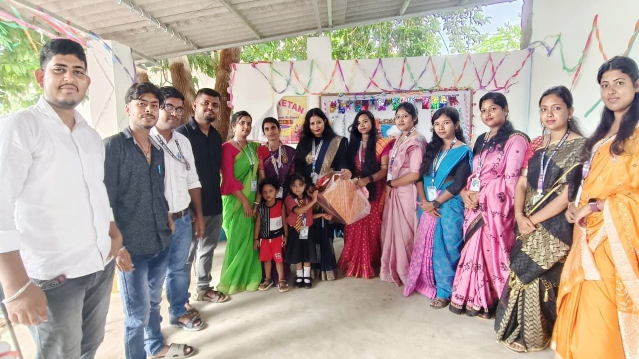 छात्र-छात्राओं ने शिक्षक दिवस पर शिक्षकों को किया सम्मानित