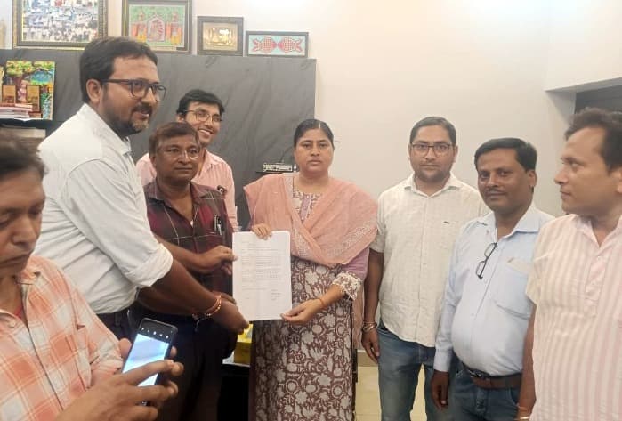 पंचायत रोजगार सेवकों ने  वेतन वृद्धि को लेकर मंत्री को सौंपा ज्ञापन