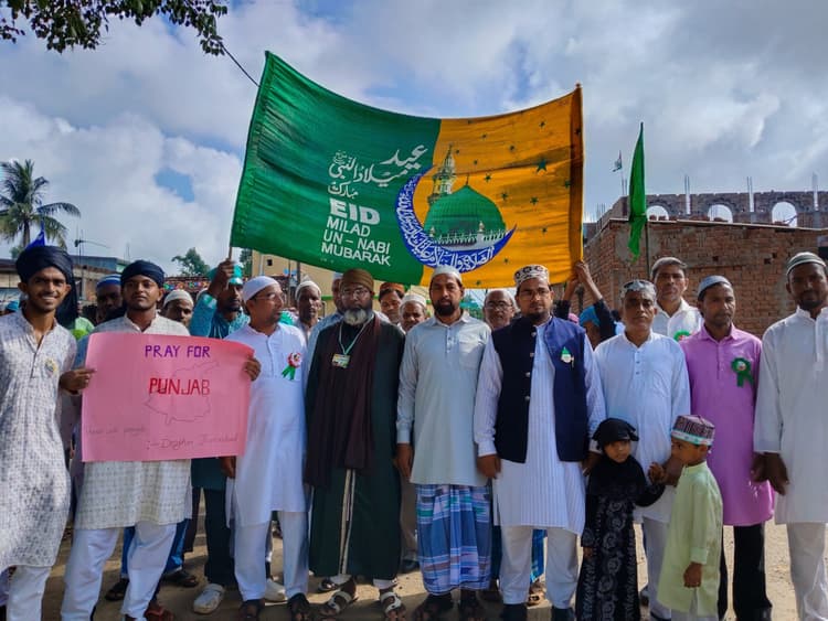 देवीपुर में अंजुमन कमेटी ने मिलादुन्नबी पर्व पर निकाला जुलूस