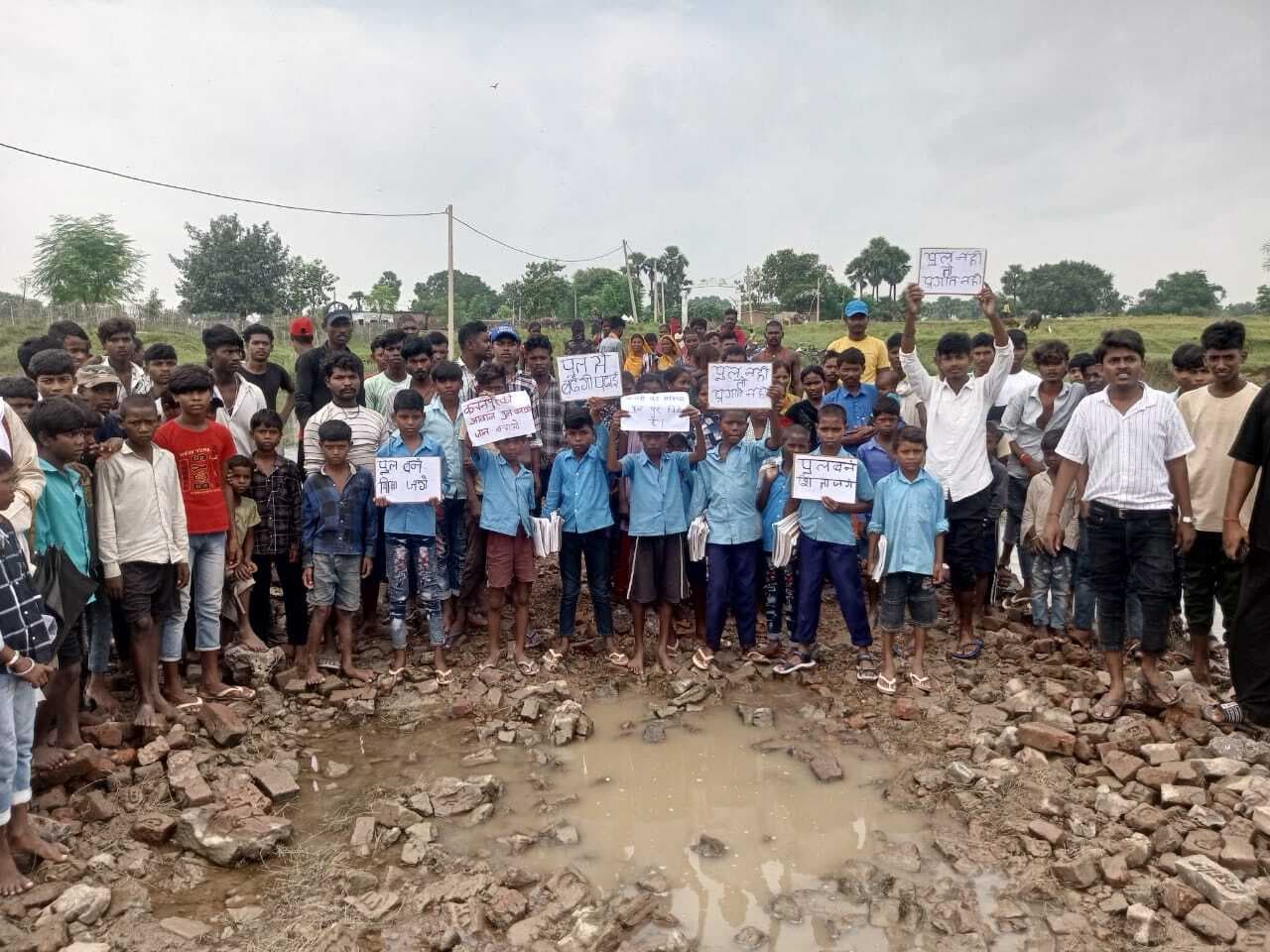 मदार नदी पर पुल के लिए ग्रामीणों व स्कूली बच्चों ने किया प्रदर्शन