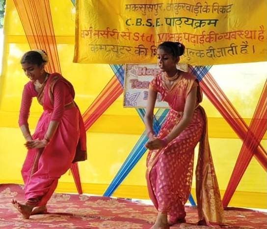 शिक्षक दिवस : चलता रहा शिक्षकों के सम्मानित का दौर, बच्चों ने पेश किया सांस्कृतिक कार्यक्रम