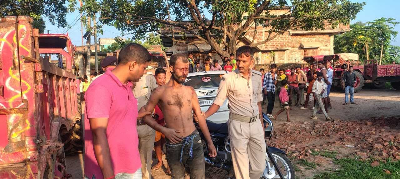 युवक को पकड़ पिटाई के बाद पुलिस को सौंपा