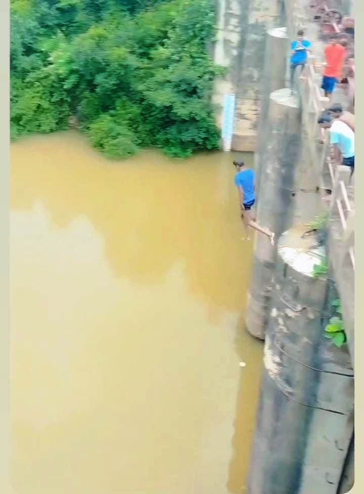 रील्स बनाने के लिए अपनी जान जोखिम में डालकर झील के मुख्य फाटक से छलांग रहे युवक
