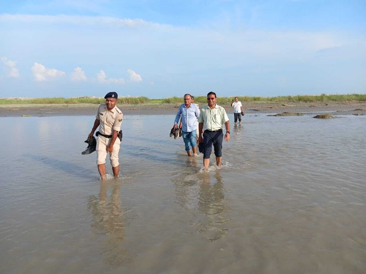 अधिकारियों ने तटबंध के भीतर मतदान केंद्र का लिया जायजा