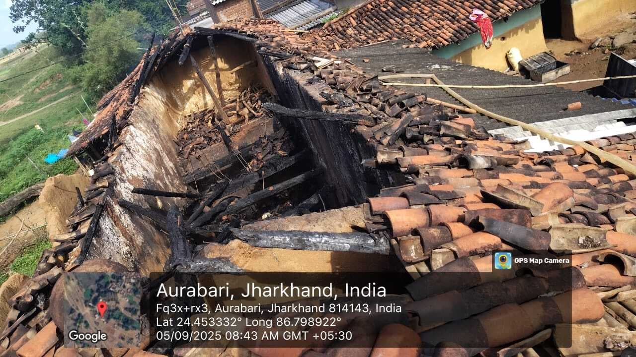 Deoghar News : दो भाइयों का आशियाना जलकर खाक, तीन लाख की संपत्ति नष्ट