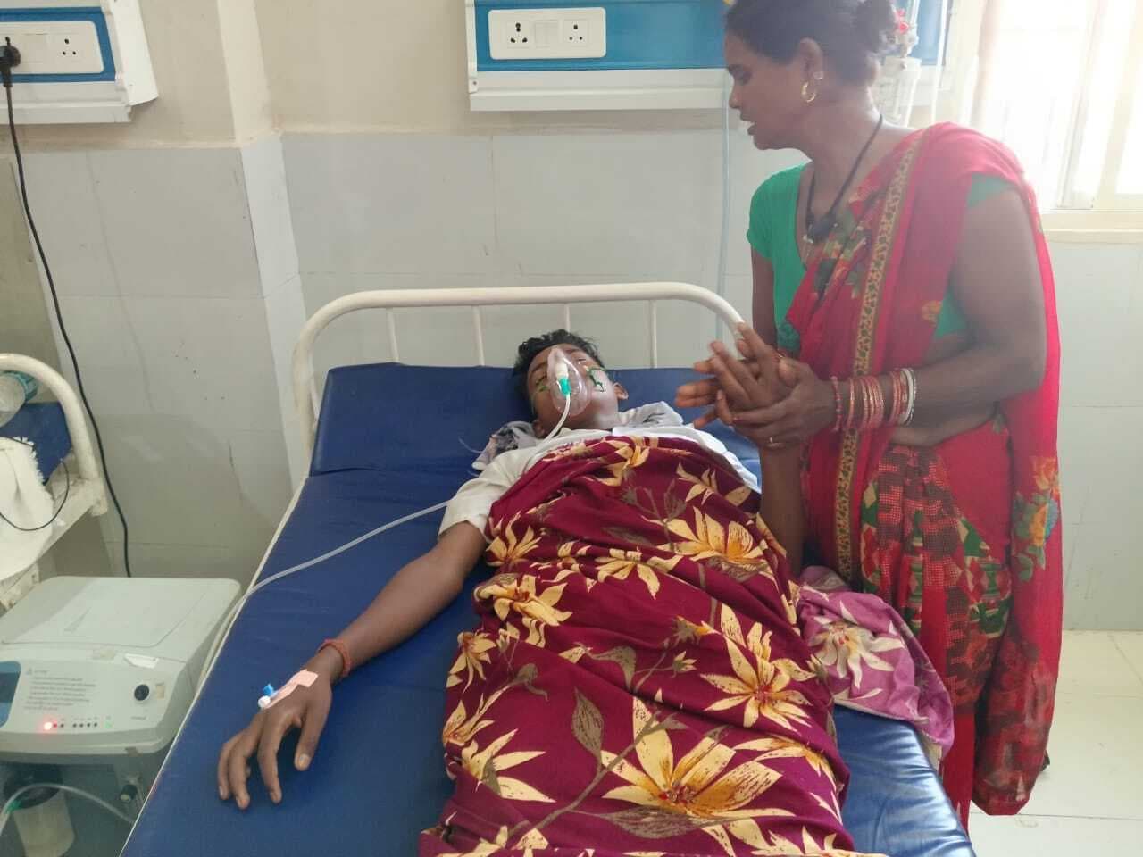 बदहाली - तड़पता रहा 17 वर्षीय रंजन कुमार, पटना जाने के लिये एंबुलेंस ढूंढ़ते रहे मरीज