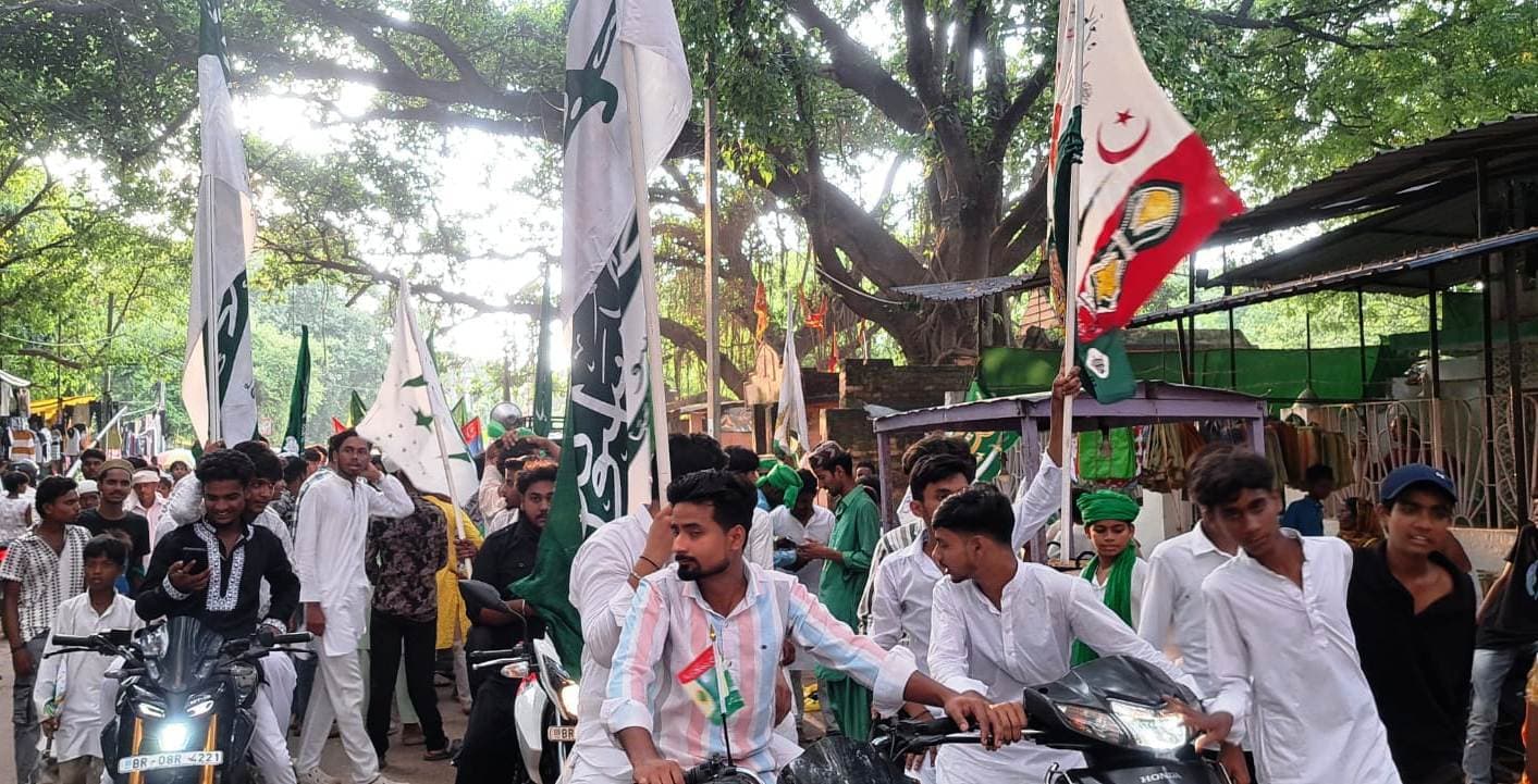 सड़कों पर निकला ईद मिलाद-उल-नबी का जुलूस, उमड़ी भीड़