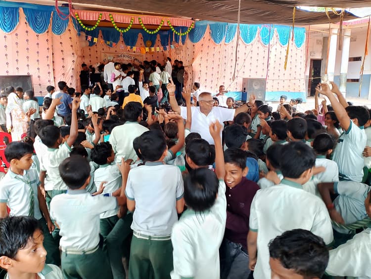 शिक्षक दिवस : डॉ सर्वपल्ली राधाकृष्णन की तस्वीर पर माल्यार्पण किया नमन