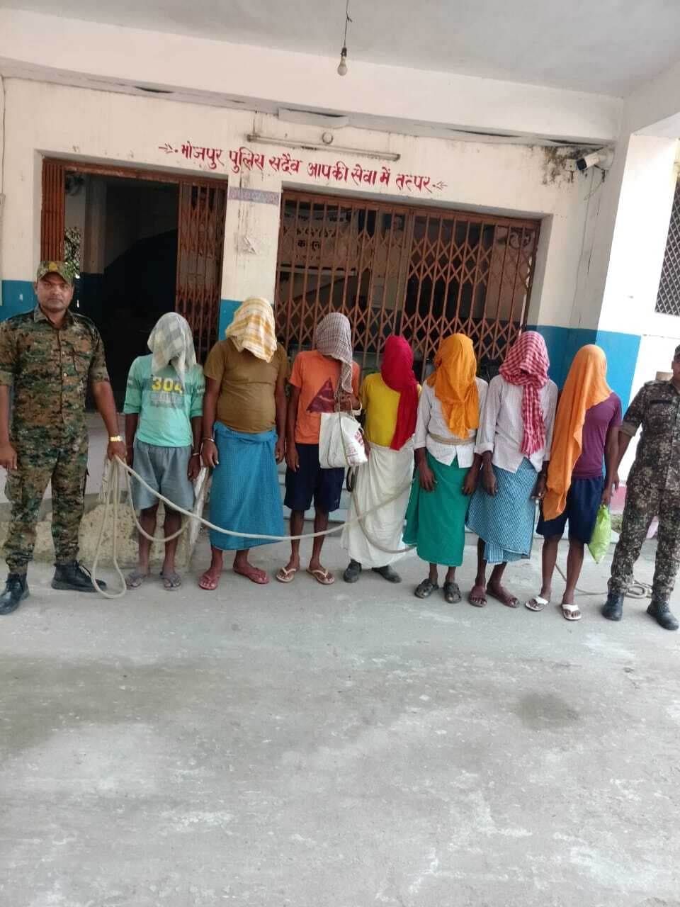 सोन नदी में छापेमारी कर अवैध बालू लदी नाव के साथ सात मजदूर धराये