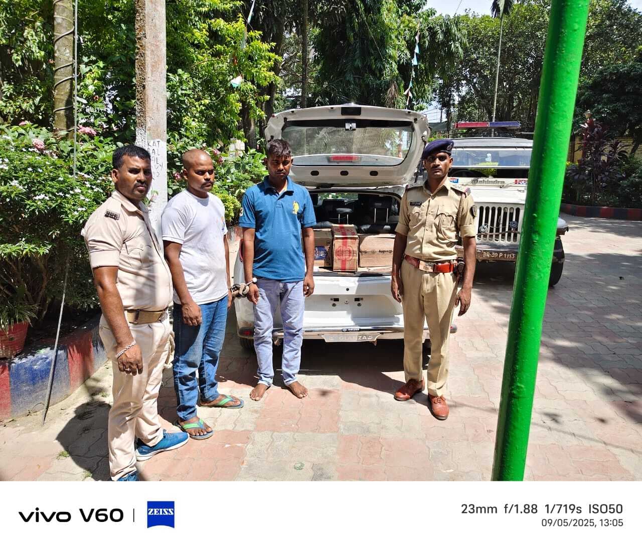 लग्जरी कार से 180 लीटर विदेशी शराब बरामद कर दो तस्कर को किया गिरफ्तार