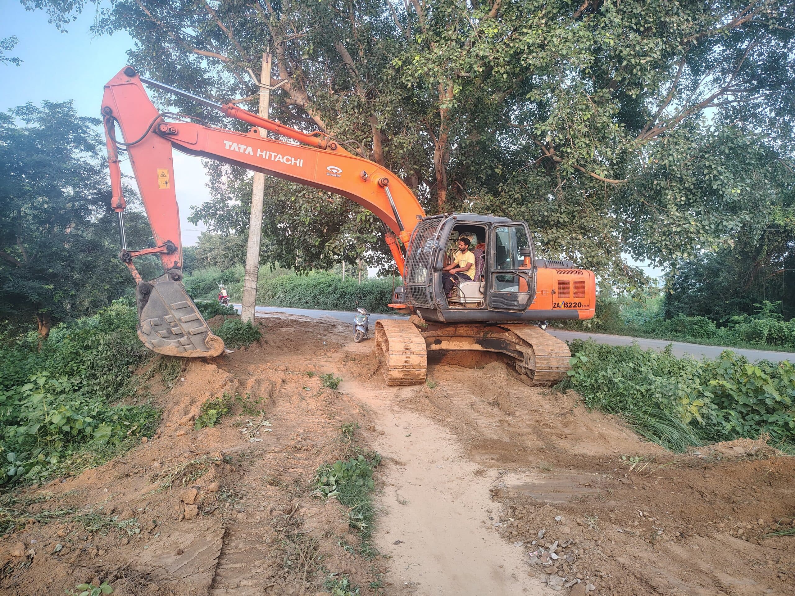 कोईलवर से संदेश तक बांध पर सड़क निर्माण का कार्य शुरू