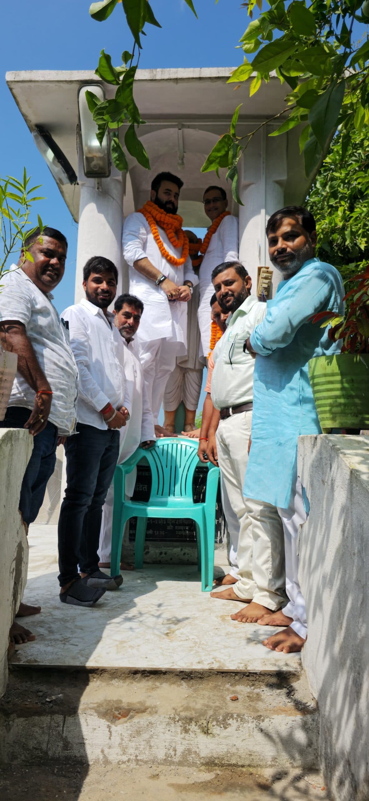 शायन कुणाल ने नेयामतपुर आश्रम में दी श्रद्धांजलि