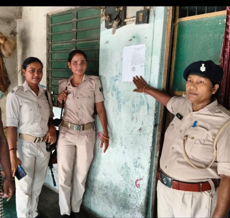 फरार अभियुक्त के घर चिपकाया इश्तेहार