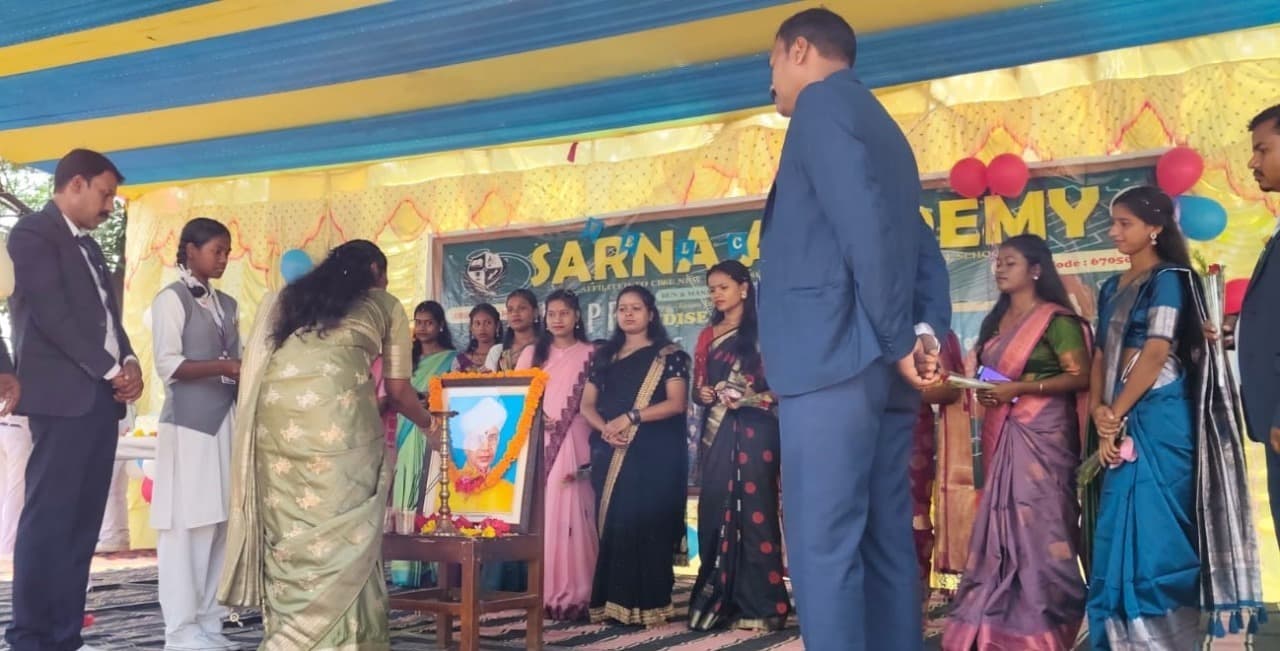 सरना एकेडमी में हर्षाेल्लास से मना शिक्षक दिवस