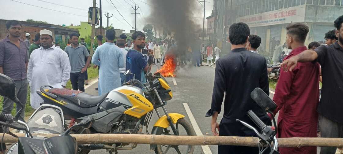 आरोपियों की गिरफ्तारी की मांग, की सड़क जाम
