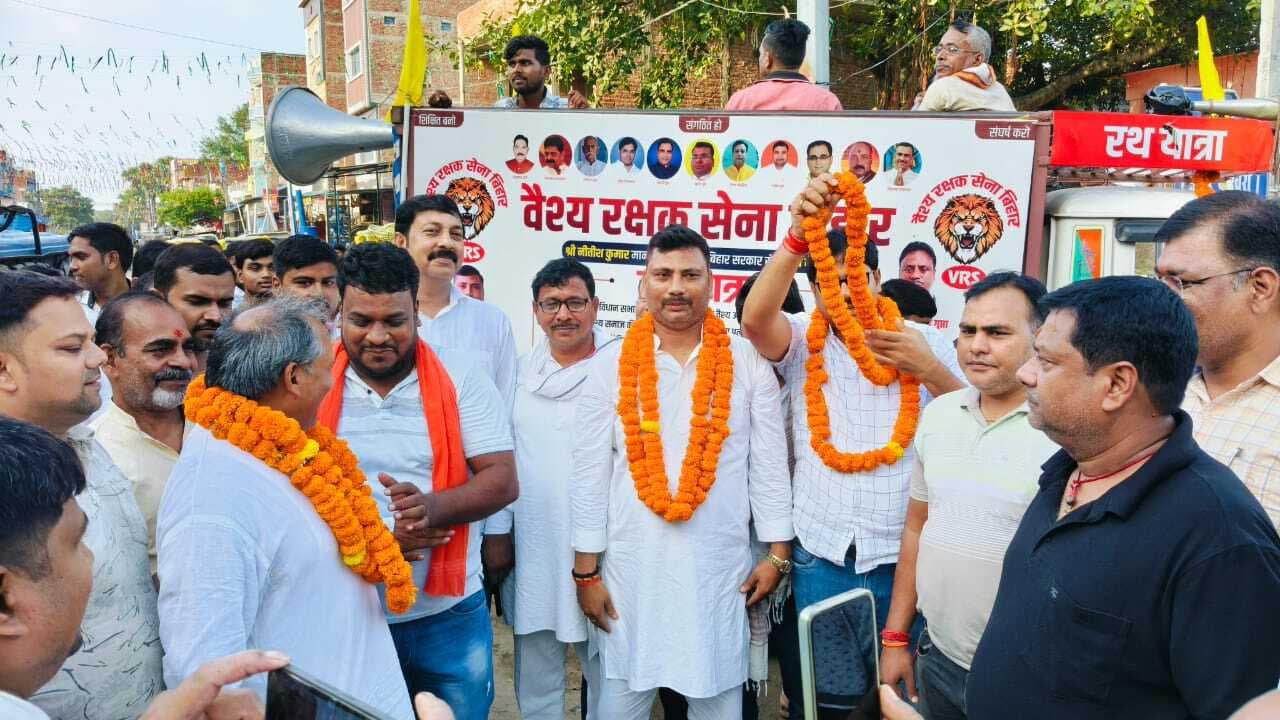 वैश्य रक्षक सेना का रथ पहुंच हाटा, हुआ जोरदार स्वागत