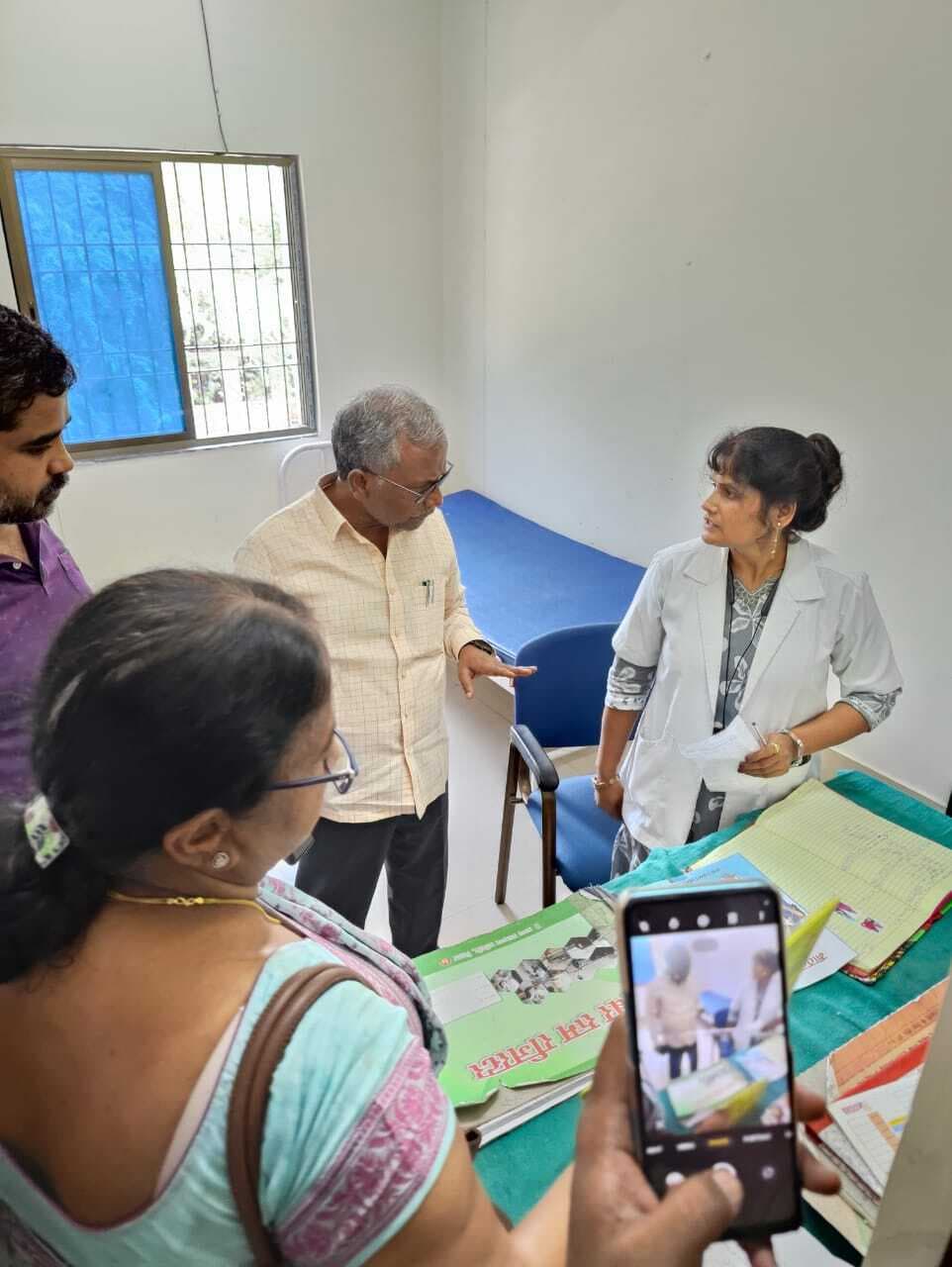 चिकित्सा पदाधिकारी ने सीएचसी की सफाई का दिया निर्देश