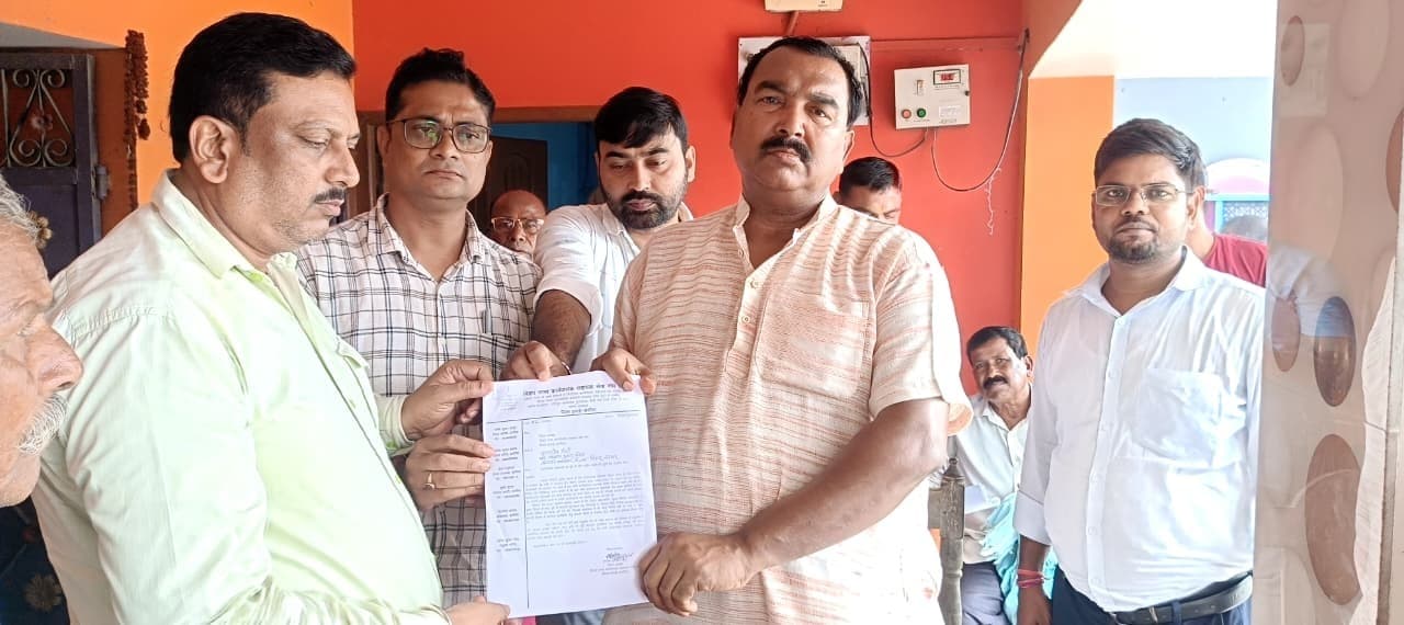 मंत्री को कार्यपालक सहायकों ने सौंपा ज्ञापन