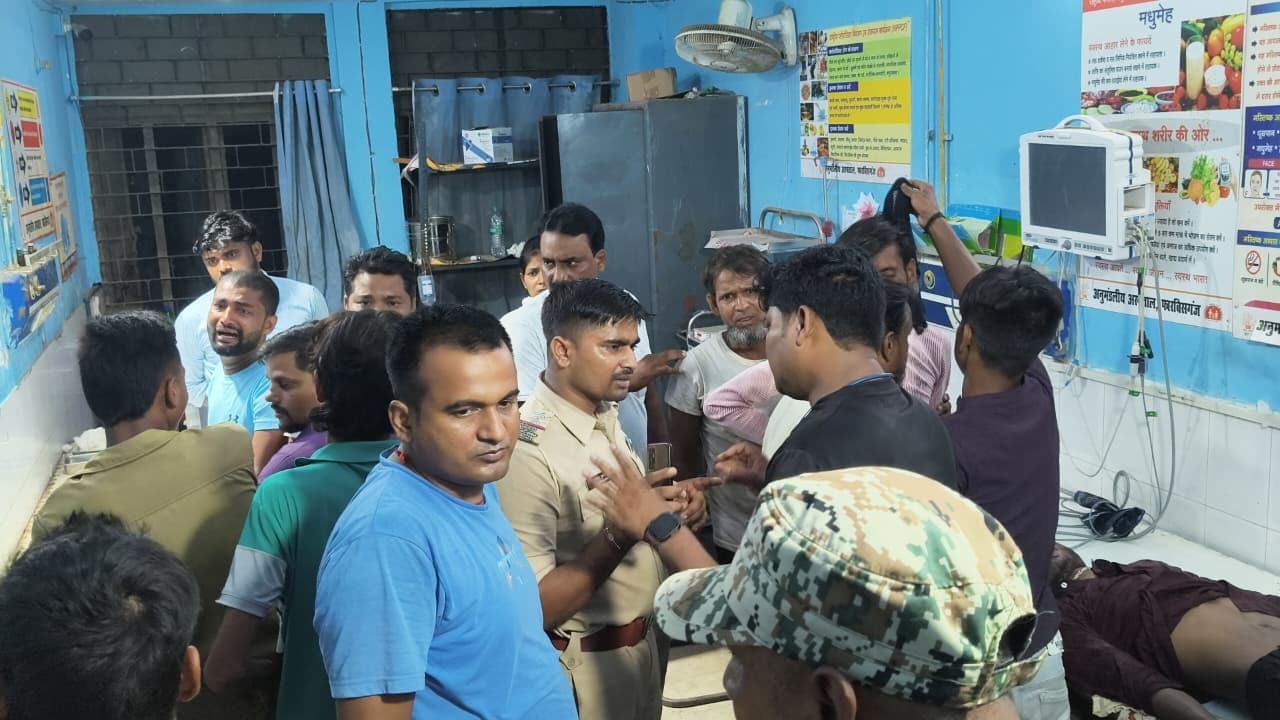 पेड़ से टकरायी बाइक, तीन युवकों की मौत