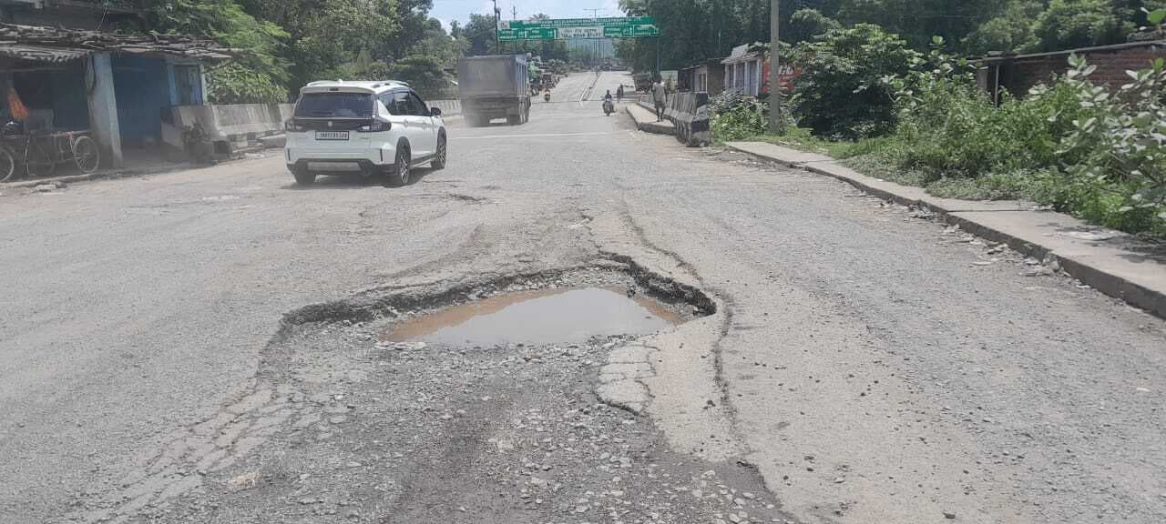 Seraikela Kharsawan News : सड़कें जर्जर, जिम्मेदार खामोश