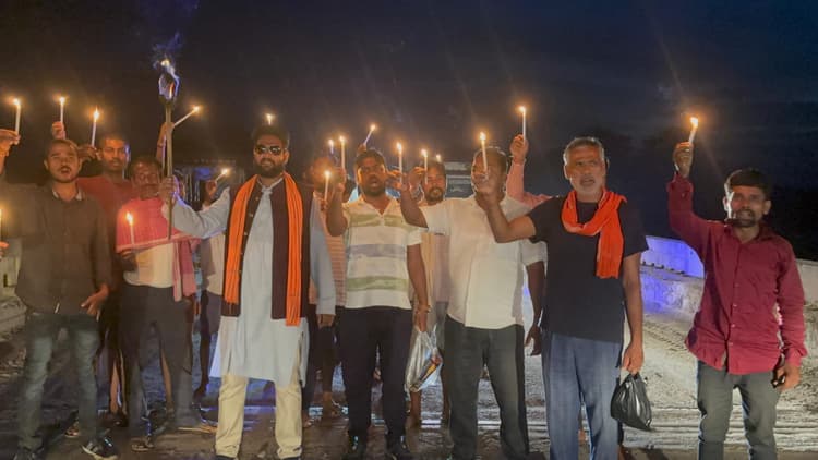 जर्जर हथिया पुल जीर्णोद्धार कराने को लेकर निकाला कैंडल मार्च