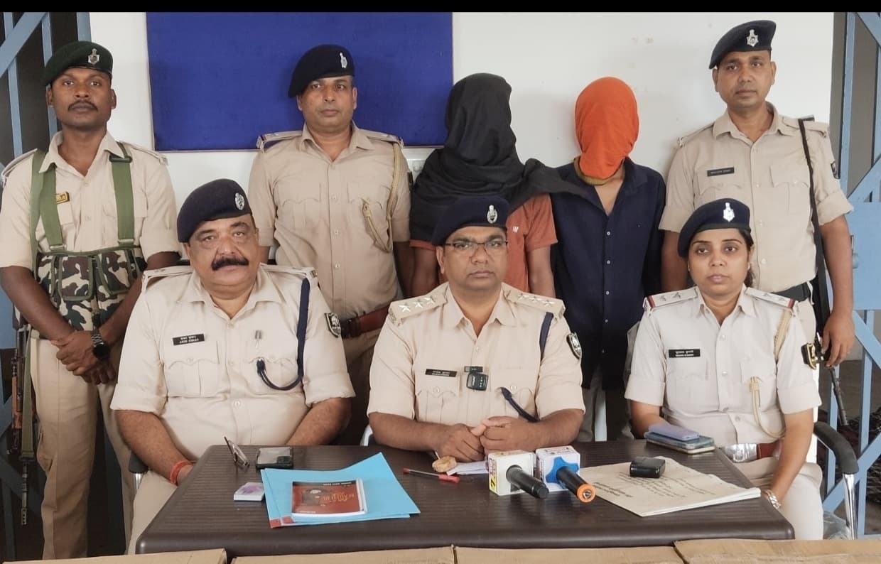 वाहन से 3216 बोतल विदेशी शराब बरामद, चालक व खलासी गिरफ्तार