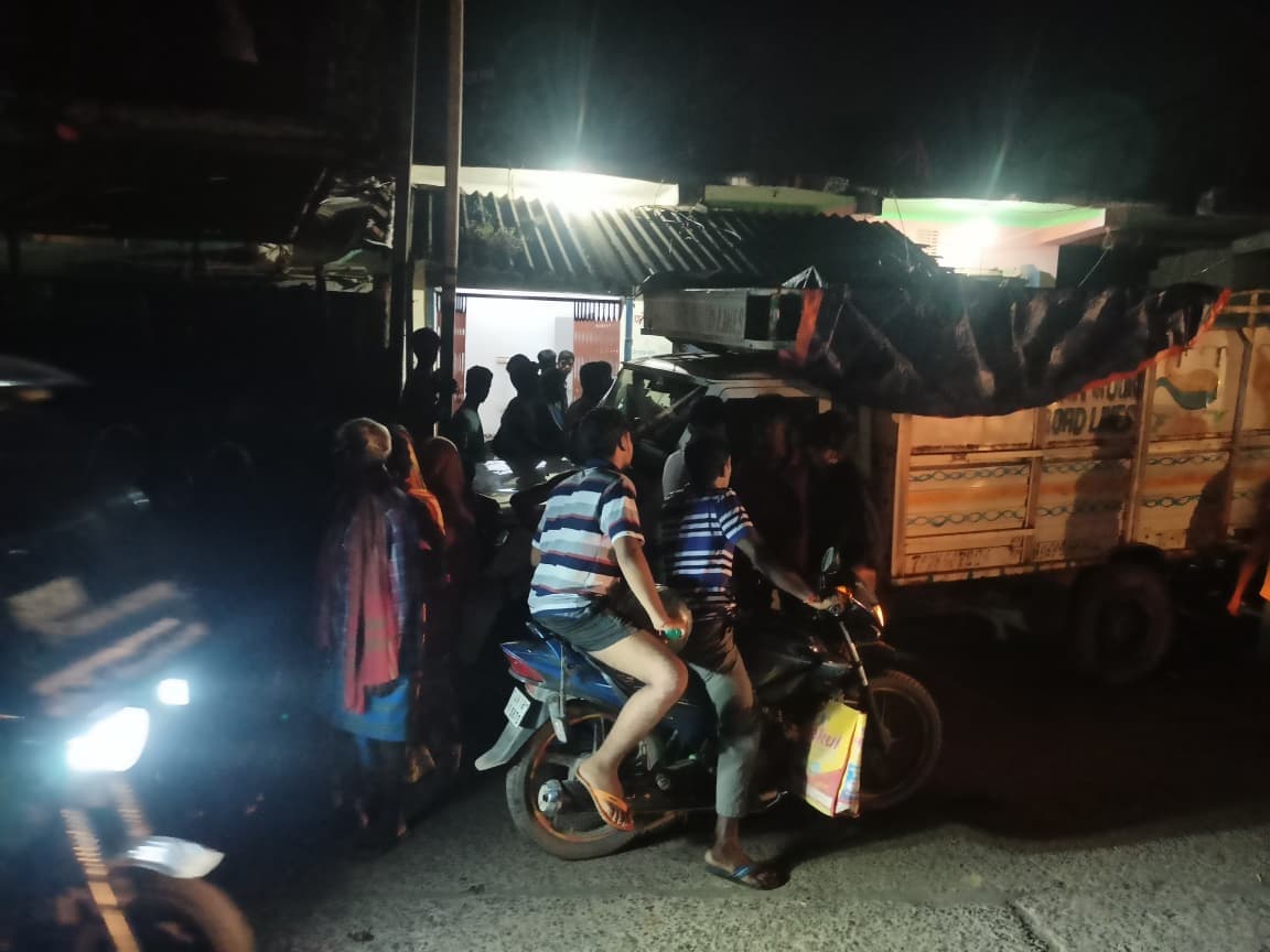 गांव के बीच शराब दुकान खोलने का विरोध, ग्रामीणों ने की जमकर नारेबाजी