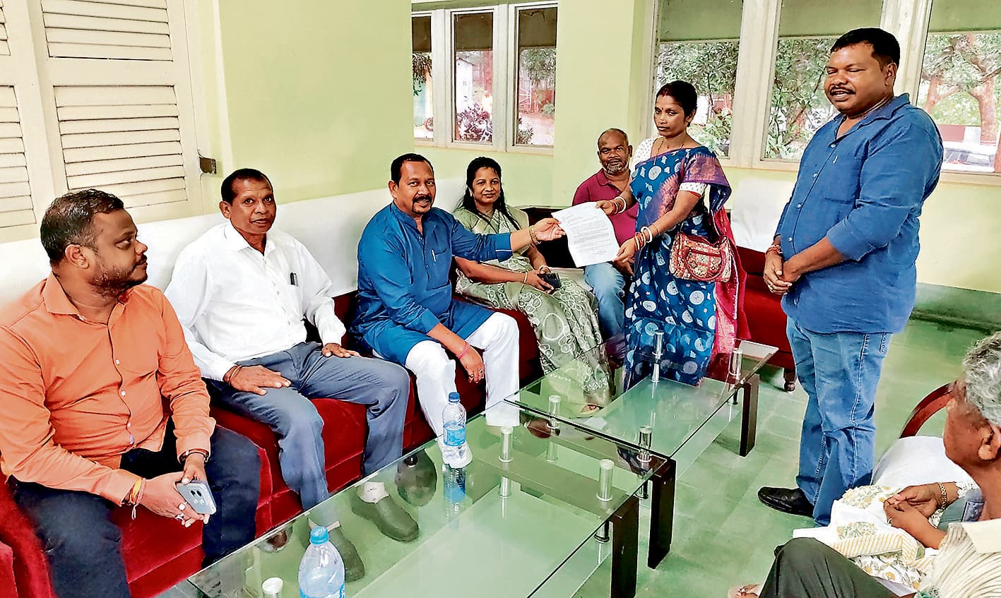 Chaibasa News : ग्रामीणों ने मंत्री बिरुवा को रोककर ज्ञापन सौंपा, विजय टू खदान चालू करायें, वरना सड़क और रेल मार्ग रोकेंगे