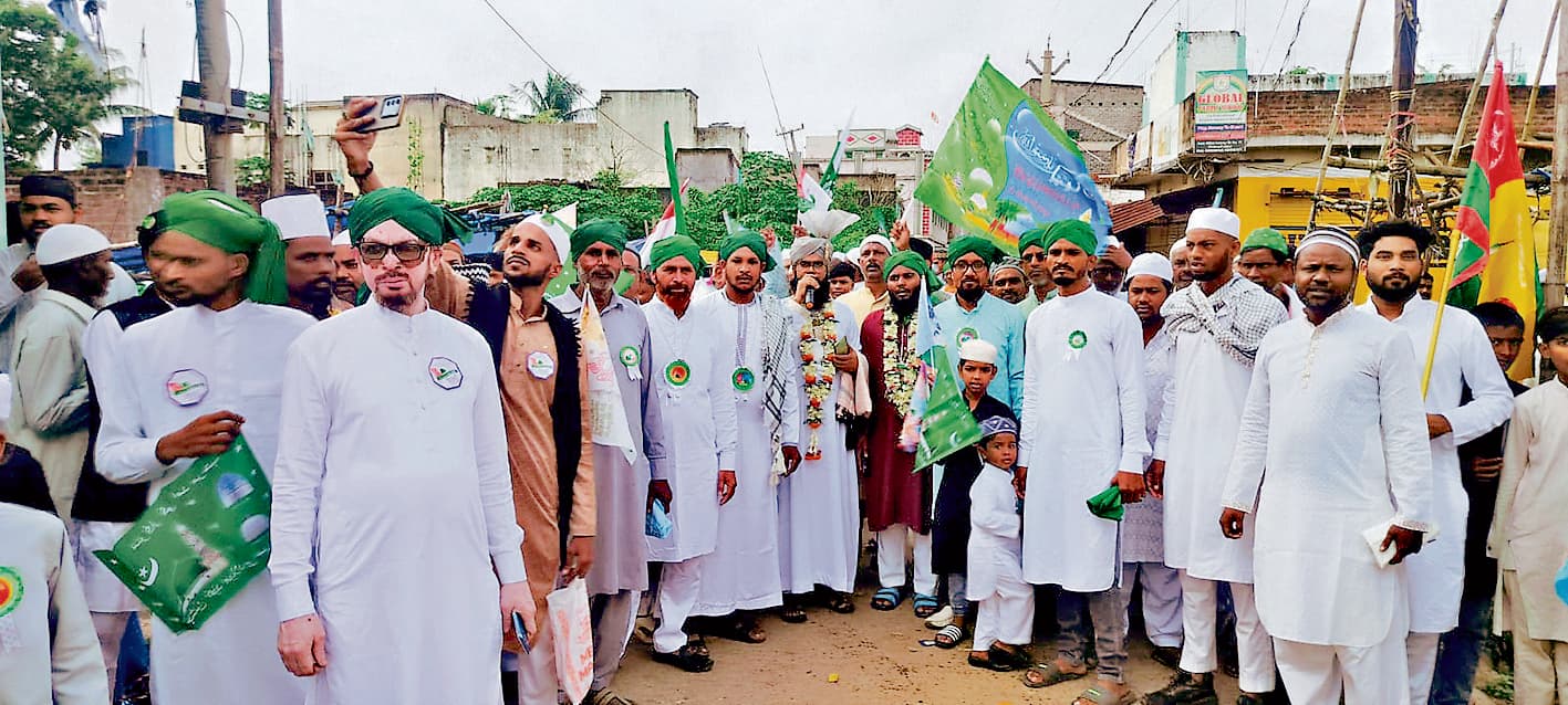 Chaibasa News : ईद मिलादुन्नबी पर शहर हुआ रोशन, तिलावत-ए-कुरान व नातिया से गूंजा माहौल