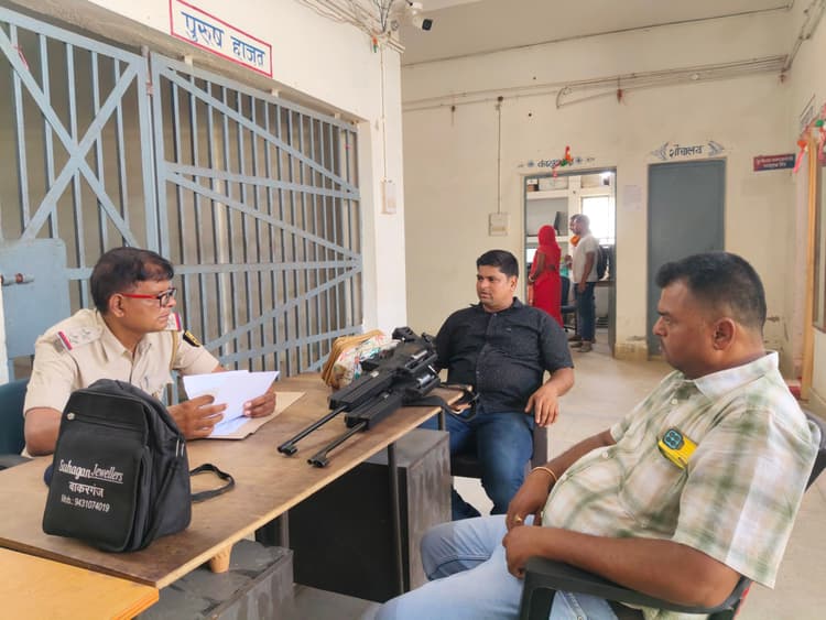 शिविर लगाकर लाइसेंसी शस्त्रों का किया जा रहा भौतिक सत्यापन