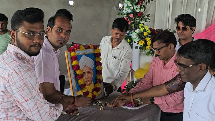 Madhubani News : विवेकानंद मिशन में धूमधाम से मना शिक्षक दिवस