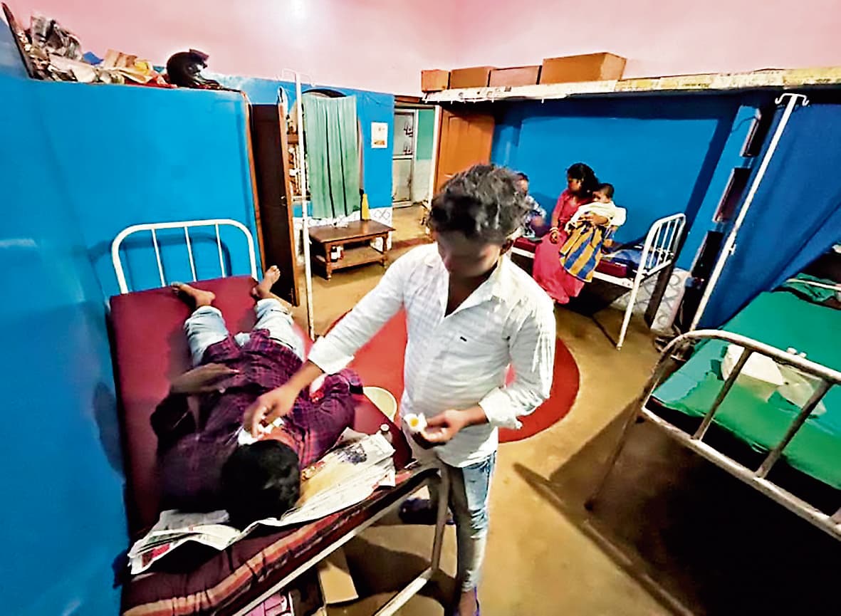 Seraikela Kharsawan News : ब्लैक स्पीड ब्रेकर के कारण अनियंत्रित हुई स्कूटी, दो बच्चों समेत दंपती घायल