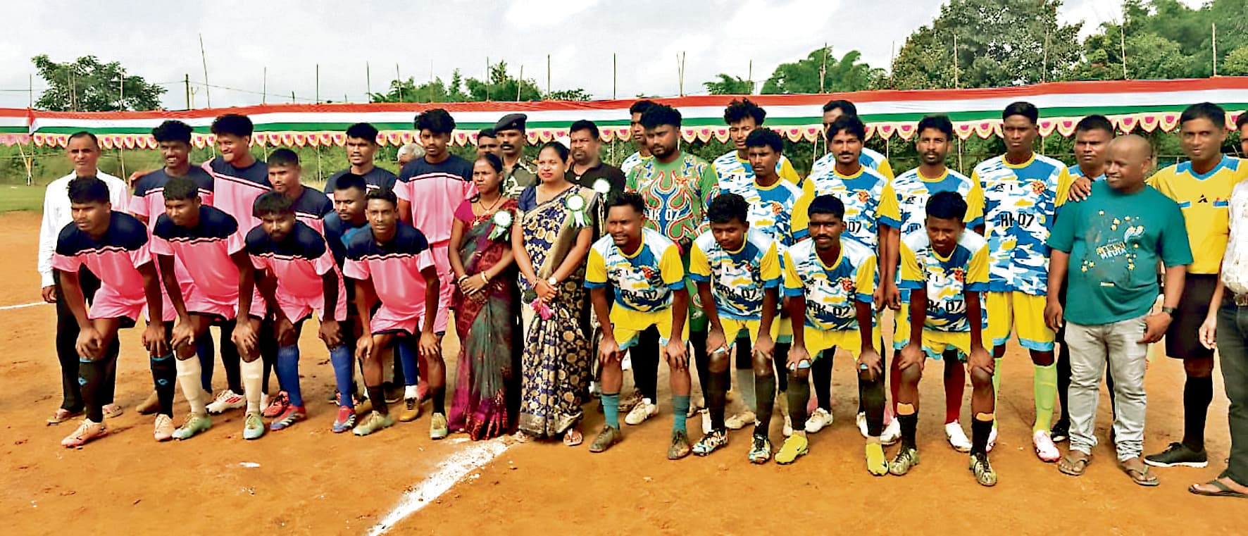 Chaibasa News : रोलाडीह में तीन राज्यों की टीमों का फुटबॉल महाकुंभ शुरू