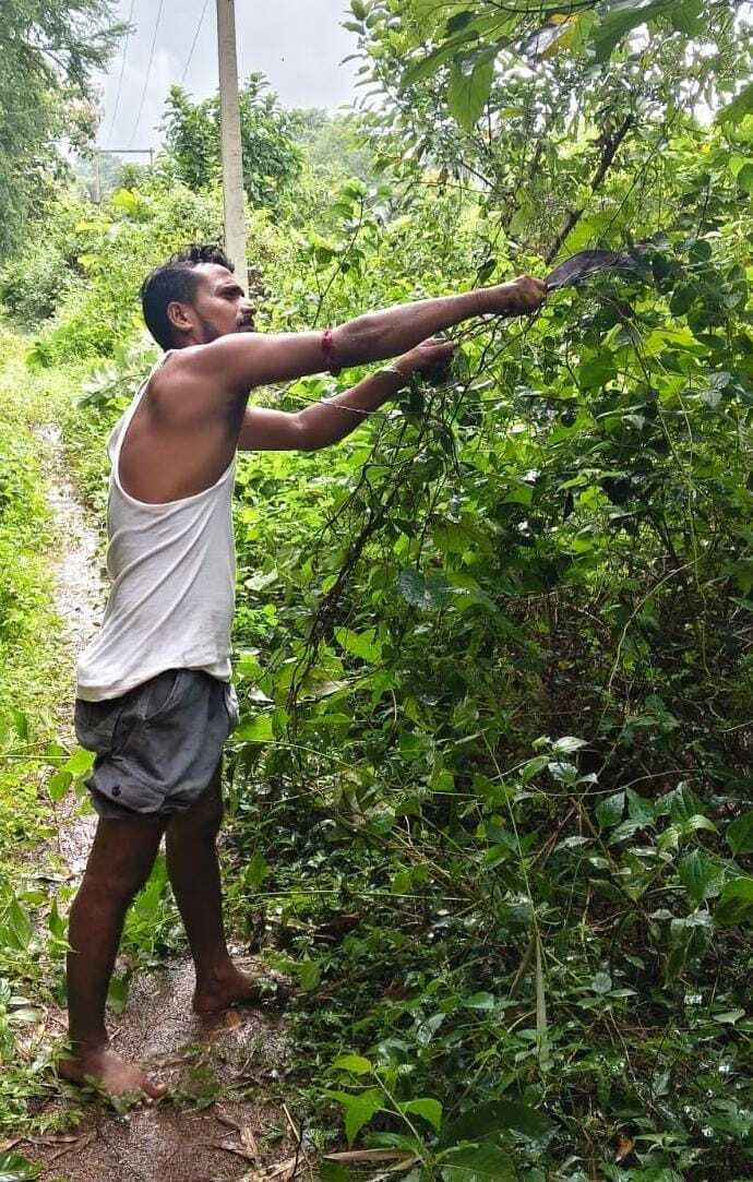 East Singhbhum News : परेशानियों के बीच पूरी होती है शव की अंतिम यात्रा