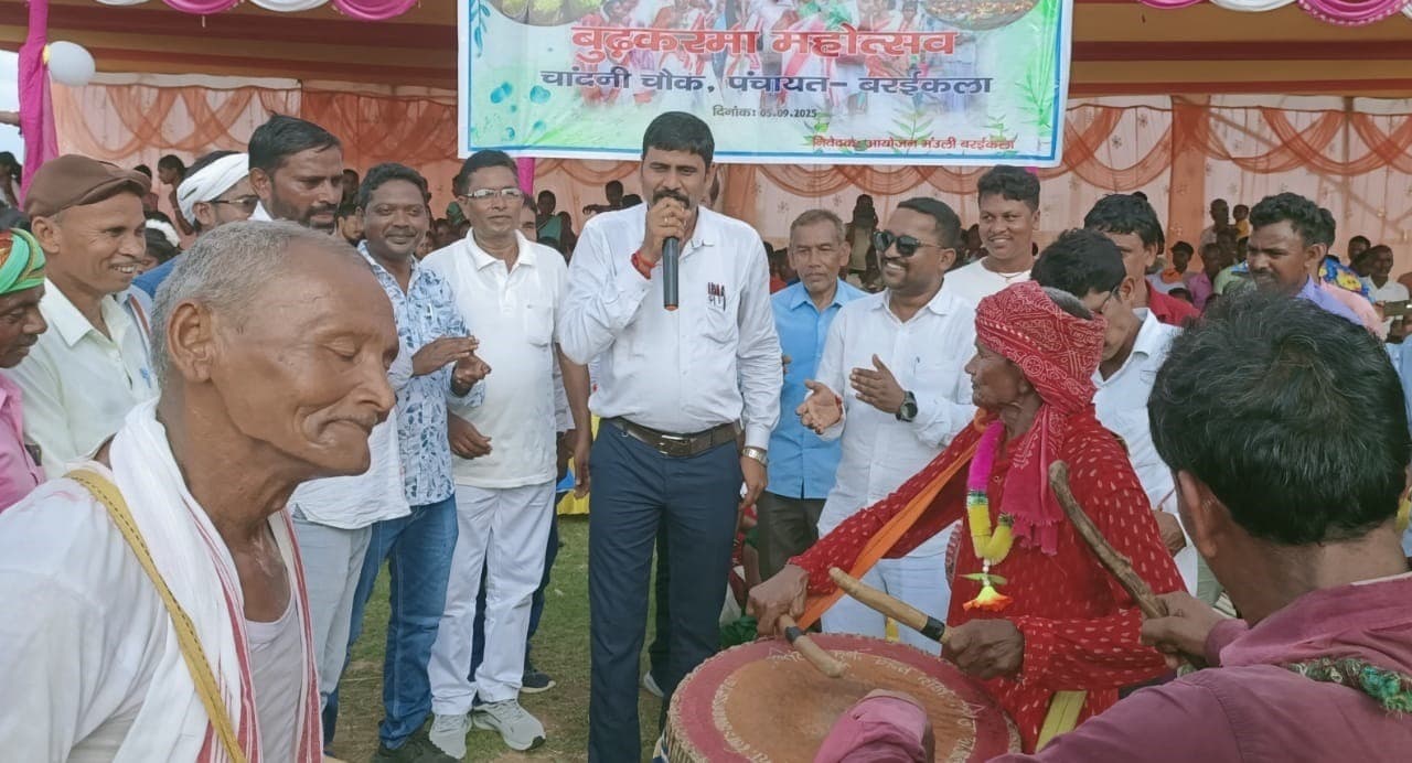 Bokaro News : बुढ़करम महोत्सव में पारंपरिक गीतों व नृत्यों ने बांधा समां