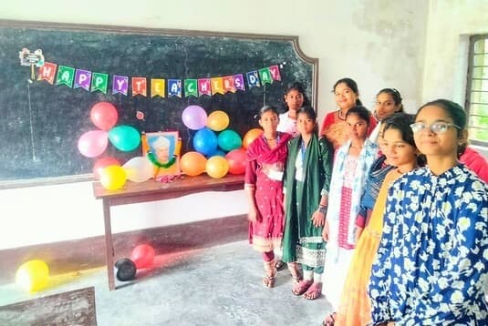 छात्राओं ने पुष्पांजलि अर्पित कर डॉ. सर्वपल्ली राधाकृष्णन को दी श्रद्धांजलि