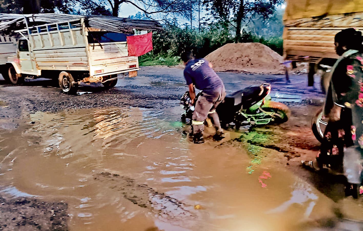 Rourkela News: गड्ढे में फंसा सरिया लदा पिकअप वैन, स्कूटी चालक भी गिरने से बाल-बाल बचा